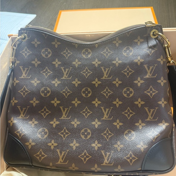 Authentic Louis Vuitton Odeon MM Monogram Shoulder Bag - Picture 3 of 9